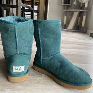 8 W Green UGG Australia short boots